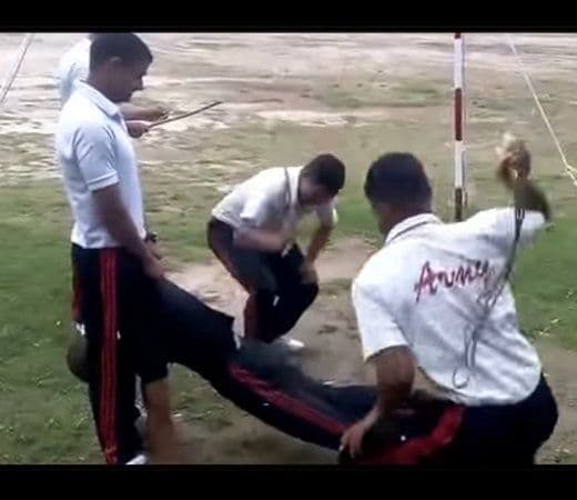 आर्मी ट्रेनिंगचा अमानुष व्हिडीओ..