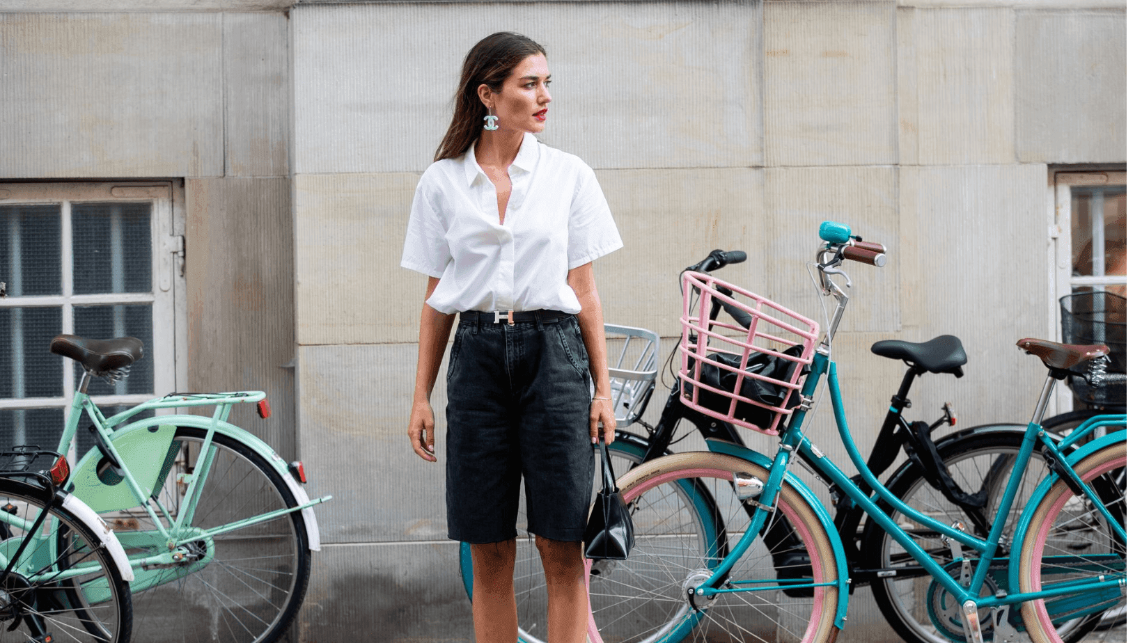 एकेकाळी गरजेपोटी वापरली  बर्मुडा शॉर्ट्स जगभरात 'लेटेस्ट फॅशन' कशी झाली ?