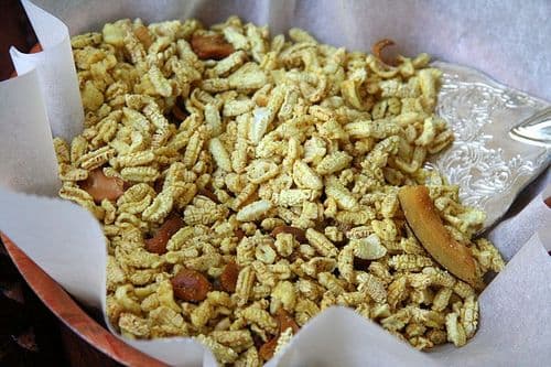 २४.साळीच्या लाहीचा चिवडा कांदा टोमॅटो शेव घालून भेळेसारखा 