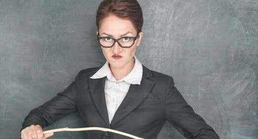 अरेरे! शिक्षिकेने विद्यार्थ्यांसोबत हे काय केलं!! ते पण शाळेत ? 