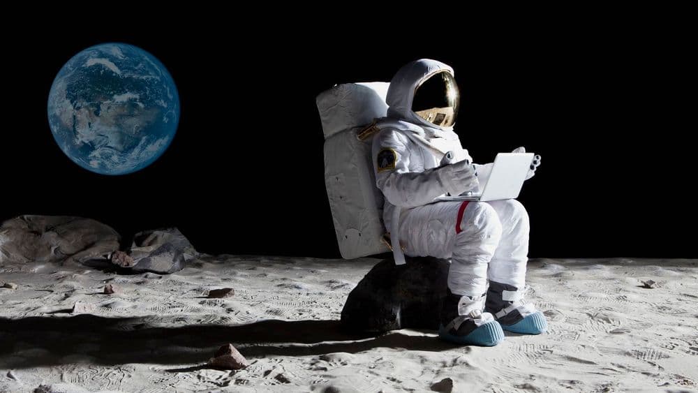 नासा चंद्रावरच्या विष्ठा आणि लघवीने भरलेल्या ९६ बॅगा पृथ्वीवर परत का आणणार आहे ??