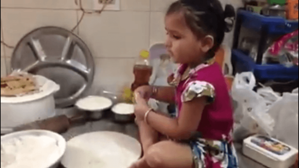 व्हिडिओ- अरे, ही एवढुशी चिमुरडी चक्क पोळ्या लाटतेय??