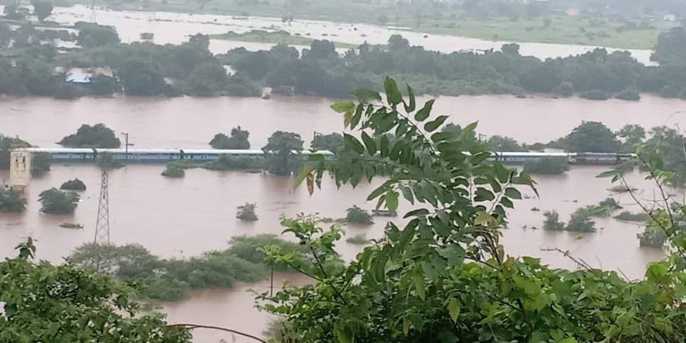 महालक्ष्मी एक्स्प्रेसच्या प्रवाशांना तब्बल १२ तासांनी कसं सुखरूप बाहेर काढण्यात आलं? वाचा संपूर्ण घटनाक्रम!!