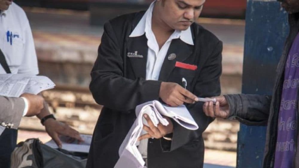 रेल्वेचा तिकीट चेक करण्याचा नियम तुम्हांला माहित हवाच. हा तुमचा हक्क आहे..