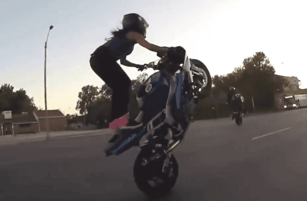 या मुलीचे बाईक स्टंट्स पाहून तुम्ही थक्क व्हाल..