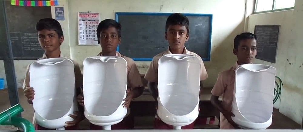 सरकारी शाळेतील मुलांनी टाकाऊ प्लास्टिकपासून युरिनल तयार केले...कौतुक तर केलंच पाहिजे राव !!