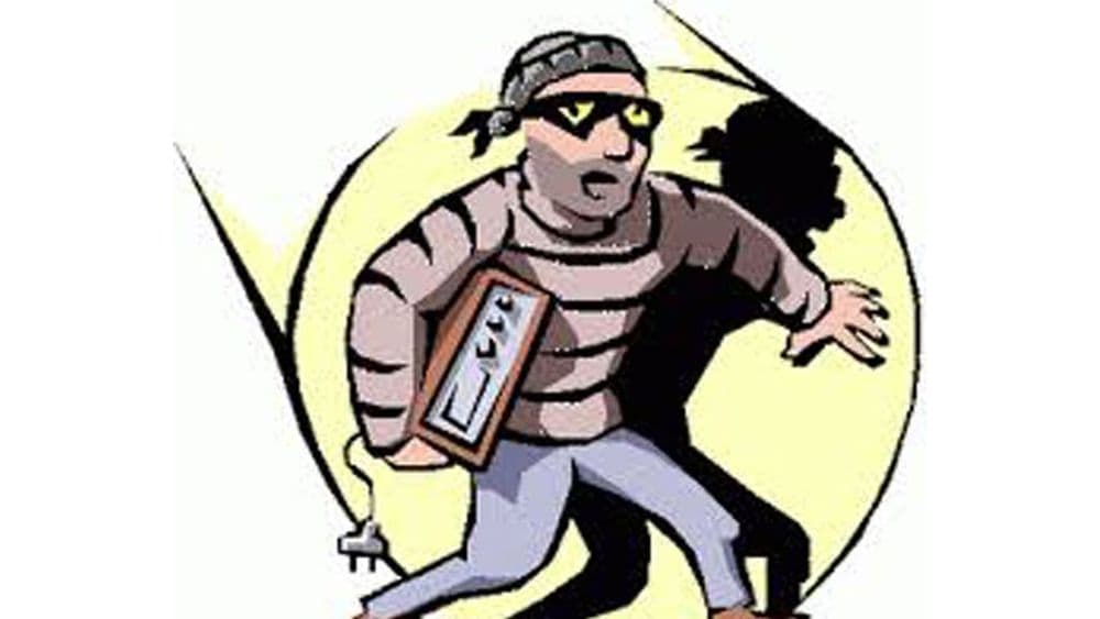 देशभक्त चोराने सैनिकाच्या घरात शिरताच काय केलं पाहा!!