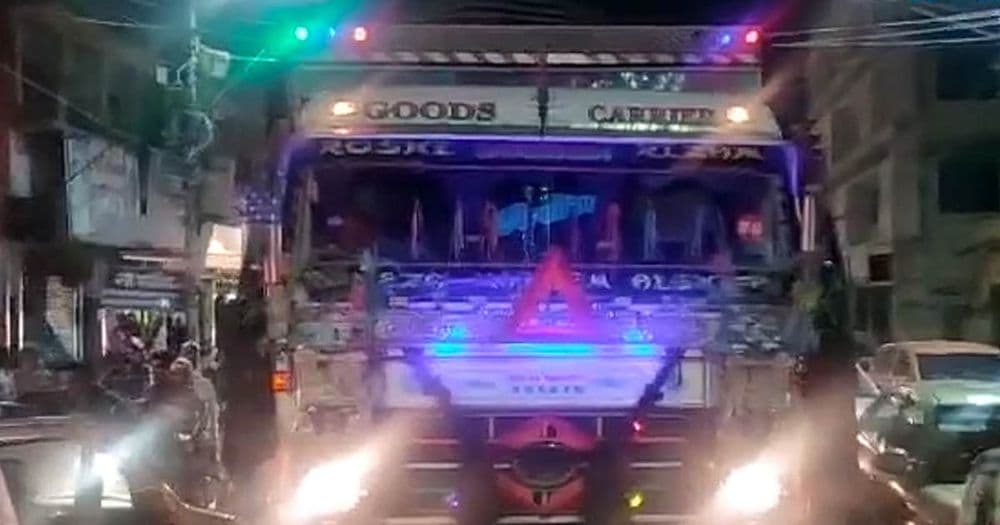 व्हिडीओ ऑफ दि डे : चक्क या कारणासाठी ट्रक अडवण्यात आला...