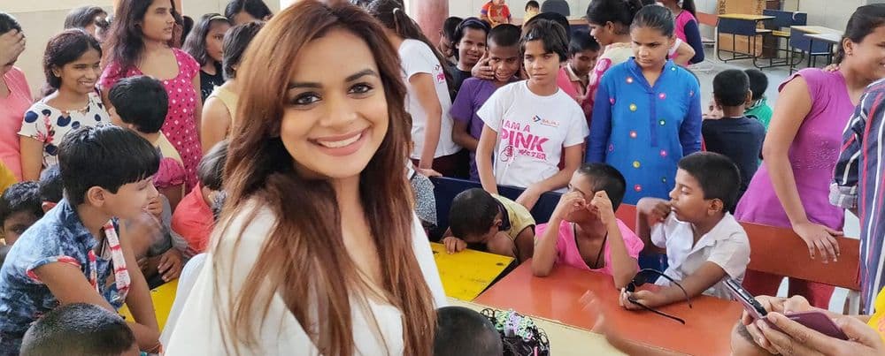 ही पुरस्कारप्राप्त फोटोग्राफर चक्क अंध मुलांना फोटोग्राफीचे धडे देत आहे !!