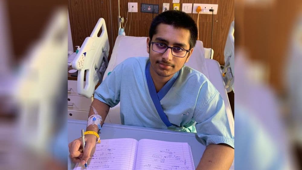 मेंदूचा दुर्धर आजार होऊनही त्याने JEE Advance परीक्षेत ३५ वा क्रमांक पटकावलाय....कौतुक तर झालंच पाहिजे !!