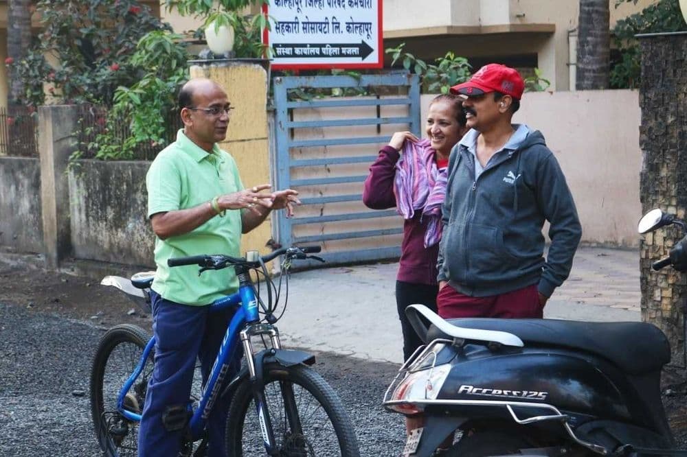 सायकलवर फिरून लोकांचे प्रश्न सोडवणारे कोल्हापूरचे उपमहापौर...त्यांच्या कामाबद्दल प्रत्येकाला माहिती असायला हवी !!