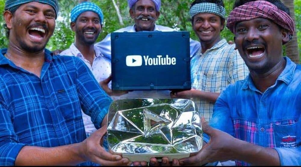 या शेतकऱ्यांनी सुरु केलेल्या युट्युब चॅनलचे तब्बल १ कोटी फॉलोअर्स पूर्ण झालेत...वाचा त्यांची यशोगाथा!!