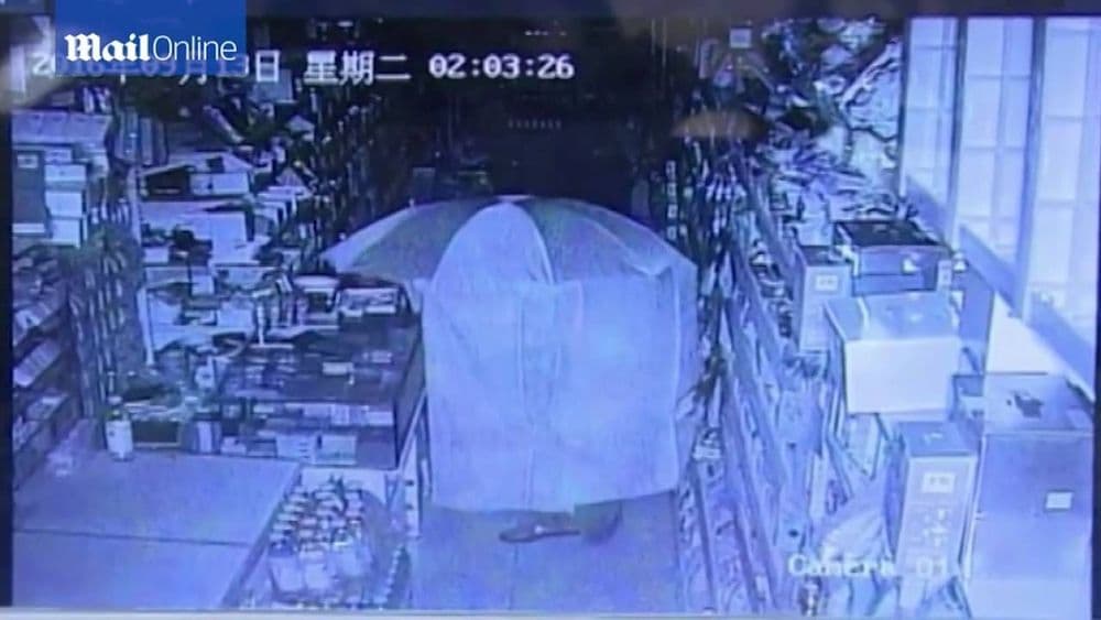 चोरी करताना CCTV ला चकवण्याचा सॉलीड उपाय; करून पाहू नका बरं.. 