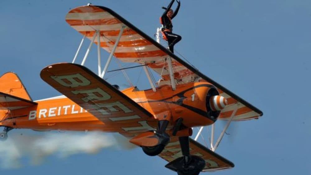 विमानाच्या पंखांवरून चालणारे-कसरती करणारे जिगरबाज म्हणजे विंग वॉकर्स -करणार का हे धाडस ? 