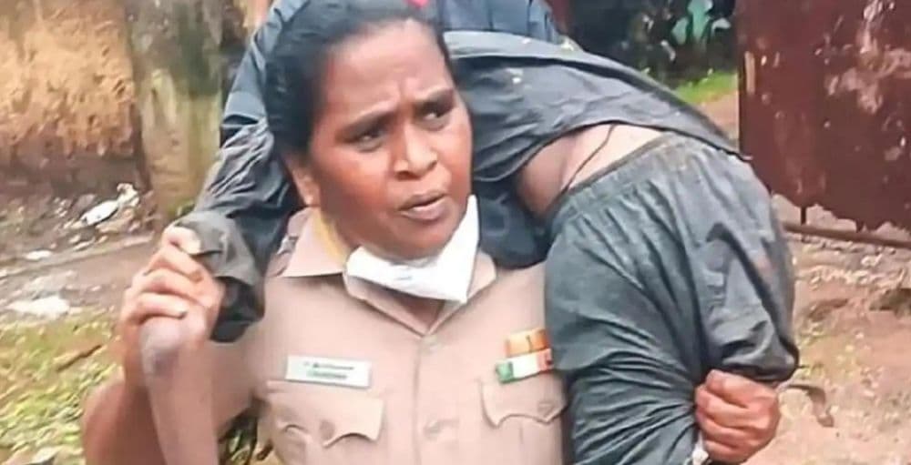 व्हायरल व्हिडिओ: पुरात बेशुद्ध पडलेल्या मनुष्याला या महिला पोलिसाने कसं वाचवलं?