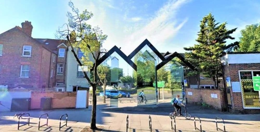 लंडनमधलं महाकाय आरशामुळे 'अदृश्य' झालेलं घर! असं का आणि कुणी केलं आहे?