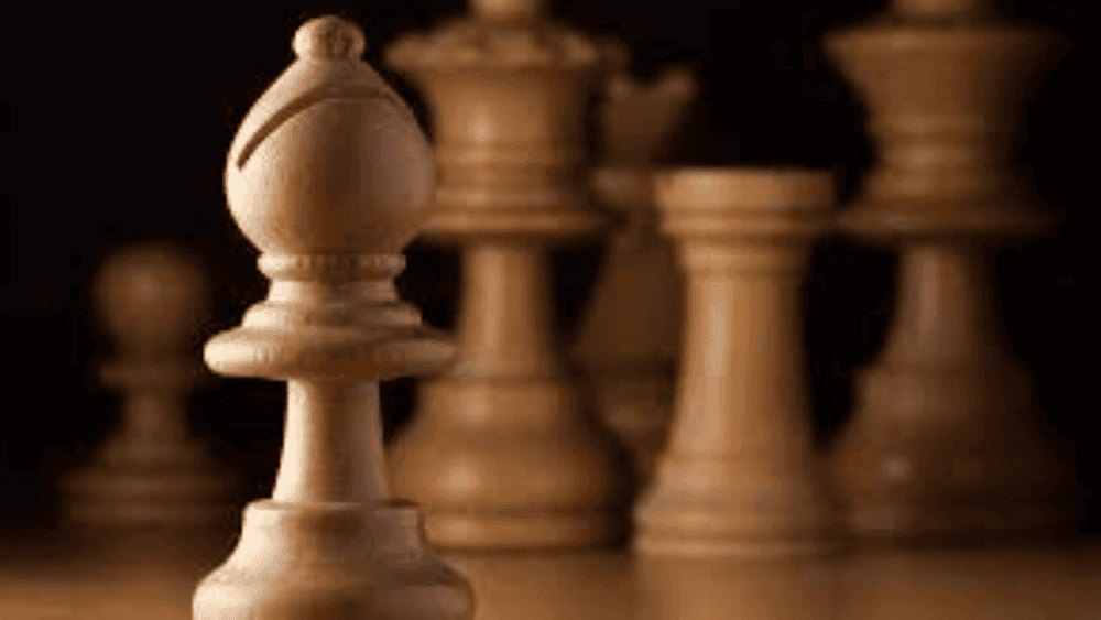 भारतीय बुद्धीबळातल्या हत्तीचं उंट, हेर, बिदूषक आणि शेवटी जगभर बिशप म्हणून नामकरण कसं झालं याची सुरस कथा!!