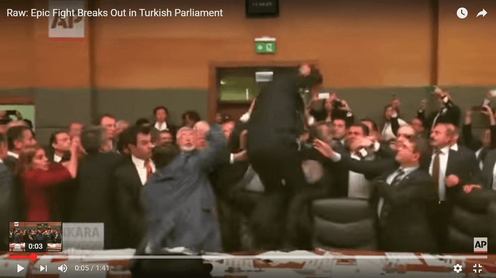 अबब.. ही संसद आहे ही भांडायचा आखाडा?