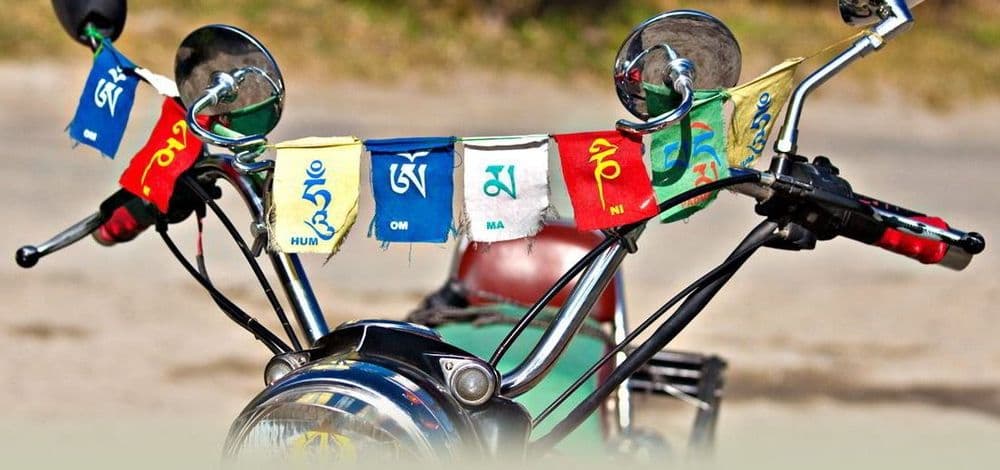 रॉयल इन्फिल्ड हवीये ? मग या पट्ट्यांचा अर्थ माहित आहे का ?