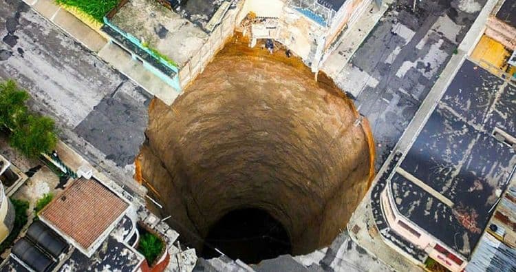 या १२ खड्ड्यांना बघून आपल्या मुंबईच्या खड्ड्यांचा विसर पडेल मंडळी !!