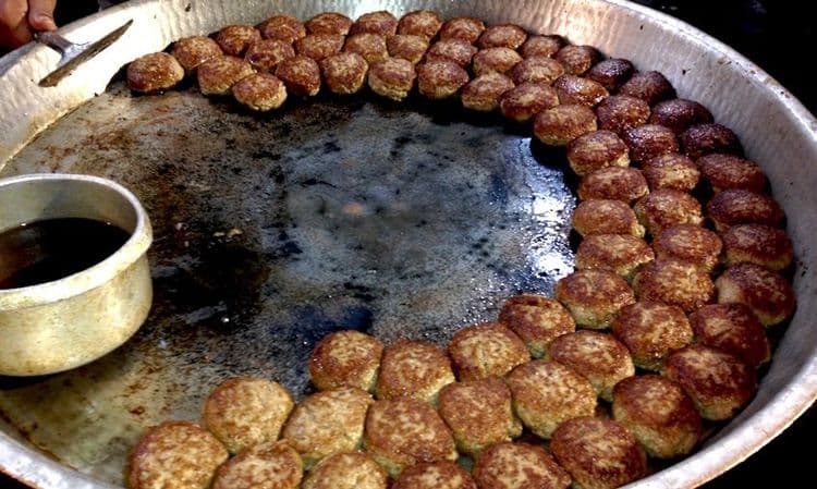 नबाब के कबाब : लखनऊचे प्रसिद्ध टुंडे कबाब आणि त्या मागचा गमतीशीर इतिहास !!!