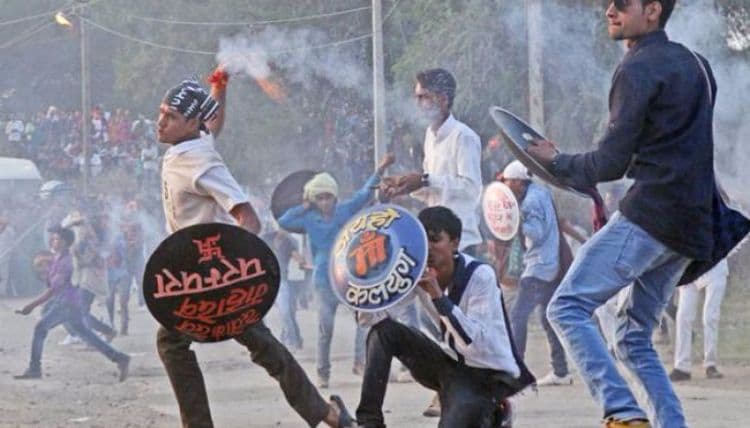 आतिषबाजीचा जीवघेणा खेळ...जाणून घ्या काय आहे इंदौर मधील ‘हिंगोट युद्ध’ ?