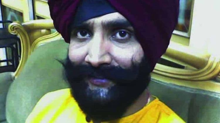 दुर्गा पूजेत जाण्यासाठी हा क्रिकेटर बनला होता ‘सरदारजी’...ओळख पाहू कोण आहे हा ?