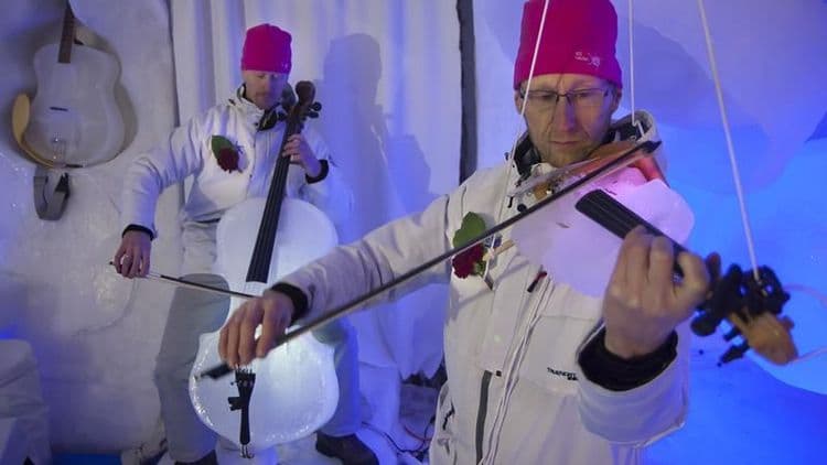 चक्क बर्फापासून वाद्यं ? आणि ती वाजतात तरी कशी ? त्यांचे सूर ऐकाच राव तुम्ही !!