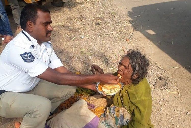 हा हैद्राबादचा पोलीस जिंकतोय सगळ्यांची मनं...वाचा त्याने नक्की काय केलं ते !!