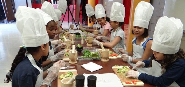 बच्चे कंपनी चला स्वयंपाकघरात 'धुडगूस' घालायला !!