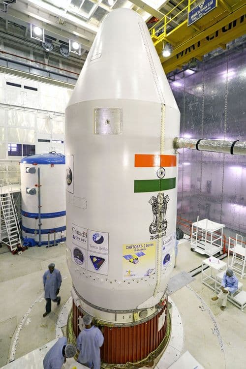२० अवकाशयाने आत ठेवून PSLV C-34 चे उष्णतारोधक कवच बंद केल्यानंतर..