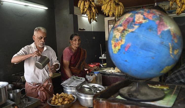 चहावाल्यांनी चहा विकून केली जगाची सफर...वाचा या जोडप्याची भ्रमणगाथा !!
