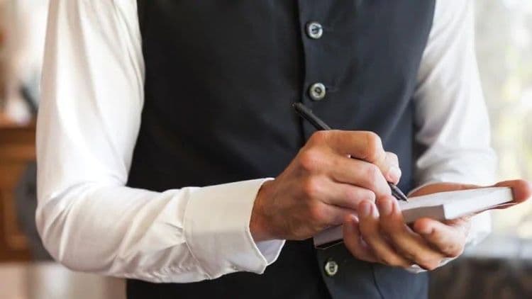 व्हिडीओ ऑफ दि डे : जेव्हा जगातल्या दोन अतिश्रीमंत व्यक्ती वेटर म्हणून काम करतात !!!