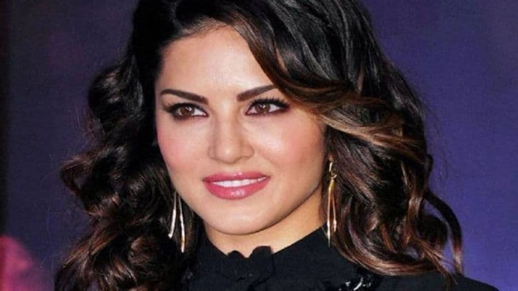 'त्या ' फिल्मसच्या पलीकडली सनी लिओन