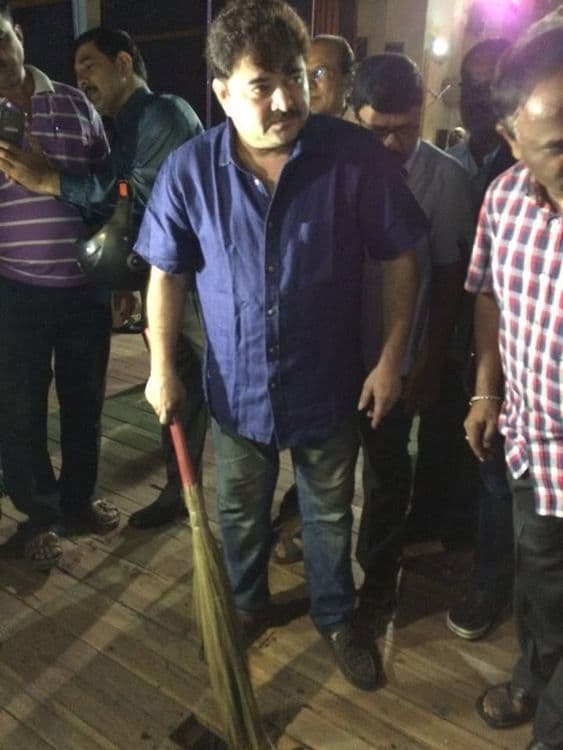 का घेतला प्रशांत दामलेंनी हाती झाडू? औरंगाबादेत केली सफाई....