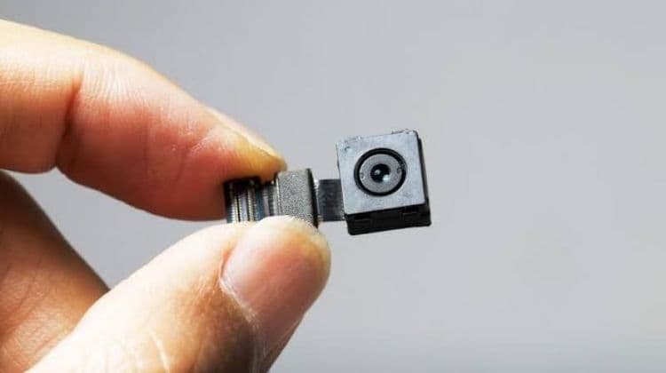 बाथरूम-चेंजिंग रूममध्ये लपवलेला कॅमेरा असा शोधा !!