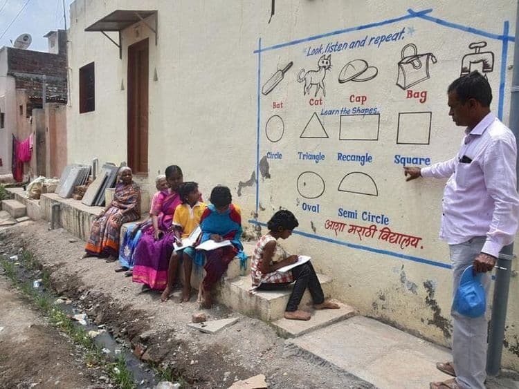 सोलापुरातल्या शिक्षकांनी ऑनलाईन शिक्षणासाठी योजलाय साधा-सोपा-टिकाऊ आणि सहज पर्याय!!