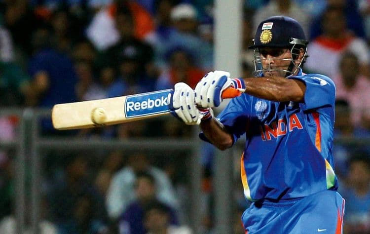धोनीची बॅट गिनीज वर्ल रेकॉर्डमध्ये काय करत आहे? २०११ च्या वर्ल्डकपविषयी ही गोष्ट माहित आहे का?