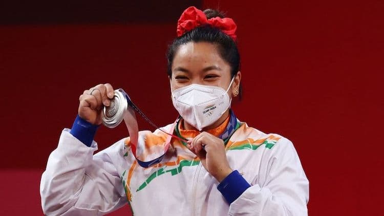 २०१६ सालची अतिशय वाईट कामगिरी ते यंदा रौप्य पदक....मीराबाई चानू यांचा प्रवास प्रेरणादायी आहे!!