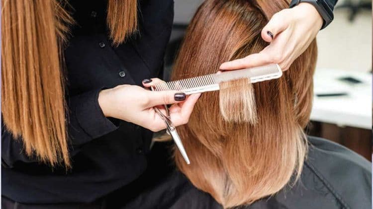 केस कापण्यात केलेल्या गलथानपणाची फाइव्ह स्टार हॉटेलला मिळतेय सजा ! ग्राहकाला द्यावी लागणार २ कोटींची नुकसानभरपाई!! पूर्ण गोष्ट वाचल्यावर ते योग्यच आहे असे वाटेल, वाचा !!