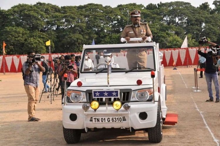 रिटायरमेंटच्या दिवशी रक्ताने माखलेली कॅप घालणारा पोलीस अधिकारी!! यामागची कहाणी काय आहे?