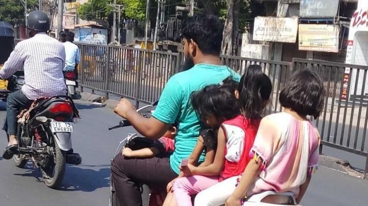 लहान मुलांना बाइकवर घेऊन जात आहात? हे नियम आता अधिक कडक झाले आहेत.
