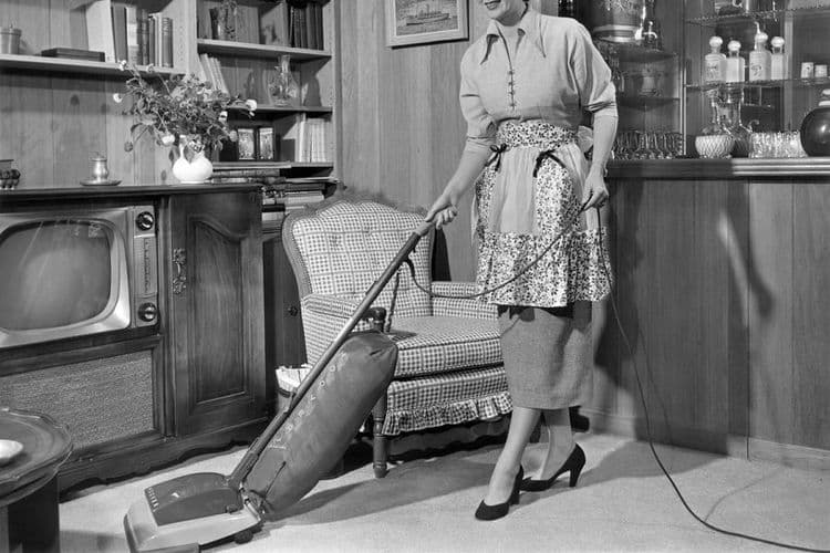 गालिचा साफ करणारा कार्पेट स्वीपर ते ॲपवर चालणारा व्हॅक्युम क्लीनर!! हा रंजक प्रवास जाणून तर घ्या!!