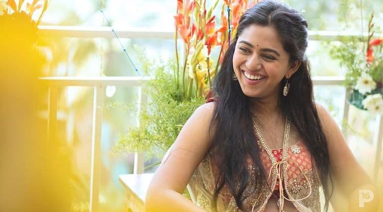 मृण्मयी देशपांडे आज होतेय लाडाची नवराई.. पाहा हळदी आणि मेहंदीचे फोटो..