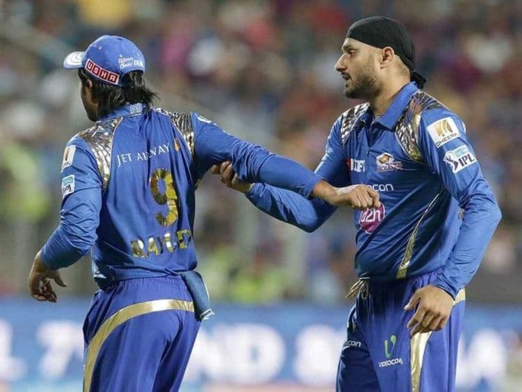 भज्जी आणि रायडू यांचा सामना मैदानातच रंगतो तेव्हा?