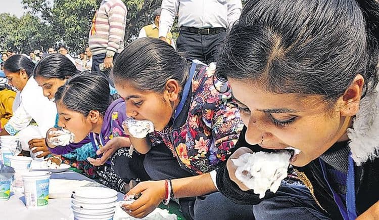 बापरे.. या लोकांनी ३ मिनिटांत ७०० किलो दही खाल्लं..