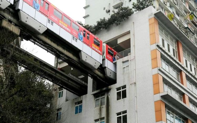 बघा चायनीज इंजिनिअरींगची कमाल : १९ मजली इमारतीतून जाते रेल्वे! 
