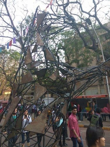 आकाशाकडे झेपावणारा घोडा