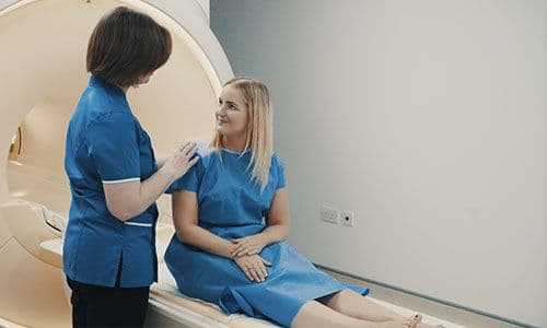 १. एमआरआय स्कॅनिंगच्या वेळी घालावयाचे कपडे.