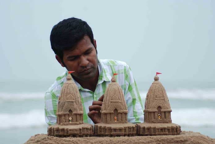 100 रथांची वालुचित्रे काढून पटनाईकांनी रचला रेकॉर्ड !!!